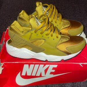Nike Air Huarache Run Trainer Sneakers Size 8 Women’s Bronzine Gold 634835-700